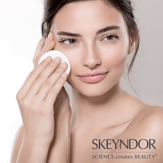 Metodom dvostrukog čišćenja lica do njegovanog izgleda kože 